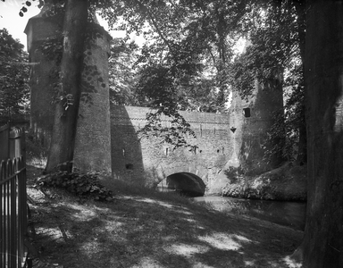 400187 Gezicht op de poort aan het Monnikendam (Plantsoen Zuid) te Amersfoort.